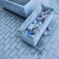 Čitaoci javljaju: Žardinjere ispred Geodetskog zavoda u Leskovcu nekima služe kao kontejneri