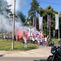Pristalice SNS-a krenule iz Petrovaradina ka Beogradu (VIDEO)