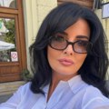 Kratak teksas šorts i providna bela košulja: Milena Popović ovako sela na popodnevnu kafu u gradu, ne smeta joj vrućina