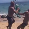 (Video) Poznati političar se potukao s ljudima na plaži! Skandal neviđenih razmera: Tražili mu da smanji muziku, on pretio da…
