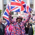 (Foto) Sukobi u britanskom gradu Portsmutu: Policija razdvajala demonstrante protiv migracija i učesnike kontraprotesta