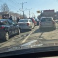 Haos u Bulevaru kralja Aleksandra Tramvaj udario u automobil, Hitna pomoć na licu mesta (foto)