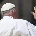 Vatikan: Papa Franja se oseća dobro posle abdominalne operacije