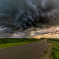 RHMZ upozorava: Stižu superćelijski oblaci, očekuju se jaki udari gromova