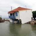 Grci se popeli na krovove kuća da bi se spasli, oko njih samo voda: Čekaju pomoć vojske i helikoptera