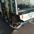 Udes u centru Kragujevca: Golfom oštetio autobus