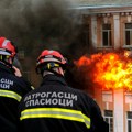 Baterija od trotineta izazvala stravičan Požar Planuo stan u Kruševcu za nekoliko minuta, vatra se proširila i na sprat…