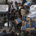 Haos u Gazi zbog brašna: Gladni i očajni ljudi trče s vrećama da bi ih napunili namirnicama, neki se penju i na kamione s…