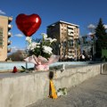 Tužne slike iz Bora kidaju dušu: Građani ispred Doma kulture pale sveće ubijenoj Danki Ilić (2): Ceo grad zavijen u crno…