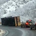 Teška saobraćajna nesreća na putu: Kraljevo-Novi Pazar Kamion se prevrnuo na magistrali (foto)