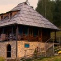 (Foto) naš glumac je kupio kuću na Zlatiboru: Cepa drva i živi sa životinjama, a evo kako je sve skockako