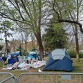 Uklonjen transparent "Bolje ćaci nego naci" ispred Skupštine Srbije