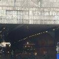 Teška nesreća u Terazijskom tunelu: Delovi vozila rasuti po putu, na licu mesta policija (foto)