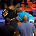 Žestoka tuča bivših NBA zvezda: Šamarali se i rvali, pa završili u publici, niko nije mogao da ih razdvoji