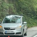 Odronila se stena na put, kamen pogodio automobil, ima mrtvih: Teška nesreća kod Foče