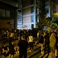 FOTO: Studenti i građani okupljaju se ispred Filozofskog fakulteta, kordon policije na ulazu