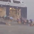 Turisti zarobljeni na grčkom ostrvu Toliko divlja nevreme da se jedva kreću! Haotične scene snimljene u letovalištu (video)