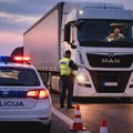 Vozio kamion bez dozvole i pod dejstvom alkohola: Policija mu zaplenila vozilo na putu Zrenjanin – Novi Sad Vozio kamion bez…