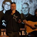 Zoran Predin i Nikola Čuturilo sa Analognom Rasom slave nagradu "Neki Rok 2025" na sceni BitefArtCafe-a