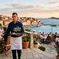 Hrvatu prekipelo zbog ponašanja srpskog konobara na Jadranu! Izbacio ga iz takta pa javno opleo po njemu: "Svi radnici te…