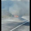 Zapalio se automobil na putu