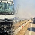 (Video) Ni da staneš, ni da nastaviš da voziš, a sudari se nižu! Paljenje strnjike duž autoputa stvara ekstremno opasne…