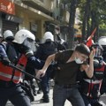 Napeto u Albaniji, sukob demonstranata i policije, kamenice, vodeni topovi i suzavac: Edi Rama pronašao novi način da pozove…