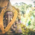 Potraga na Baliju za nepristojnim turistom, potpuno go meditirao u hramu i razbesneo meštane (VIDEO)