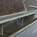 Šok snimak sa autoputa u crnoj gori Tragedija izbegnuta pukom srećom: Pogledajte šta je vozač uradio (video)