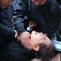 (Uznemirujući snimak) Napadač prišao vođi opozicije i zario mu nož u vrat: Atentat u Južnoj Koreji