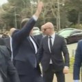 Ponosno podigao tri prsta: Pogledajte kako je Dodik pozdravio demonstrante ispred Skupštine Crne Gore (video)