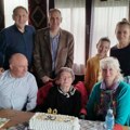 S ljubavlju u desetu deceniju: Miroslava Dišić oduvala 90 „godinica“ sa rođendanske torte (foto)