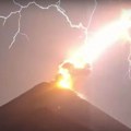 Ovo nikada niste videli: Munja udara u vulkan, eksplozija tutnji, vatra kulja na sve strane