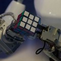 Pogledajte kako robot obara svetski rekord u rešavanju Rubikove kocke za treptaj oka