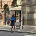 (Foto) Bebi Dol skrhana bolom: Pevačica sa naočarama na licu stigla na sahranu majke, u rukama nosi ogromnu torbu