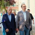 Uživo Vučić u podrinju Razgovara sa građanima koji su došli na besplatne preventivne preglede u Dom zdravlja u Loznici…