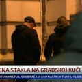 Dno dna: Pristalice opozicije uriniraju na Gradsku kuću (foto)