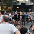 Protest ispred policijske stanice u 29. novembra: Studenti i građani traže oslobađanje uhapšenih