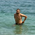 (Papraco) devojke su ludele za njim, a ovako pevač izgleda kad se skine: Emir Lapsus (37) uhvaćen u Crnoj Gori, telo svo u…