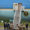 (Foto) američki vojnici kleče dok se čeka da Putin izađe iz aviona! Ukrajinci besni zbog fotografije sa Aljaske: "Crveni tepih…