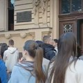 Skup učenika i zaposlenih ispred Valjevske gimnazije: Podrška nastavnicima koji su dobili otkaz