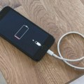 Da li je bezbedno puniti telefon preko noći? Stručnjaci otkrivaju istinu i grešku koju svi prave
