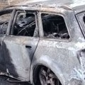 Prizori užasa u dvorištu u Batajnici: Vozilo jedva podseća na automobil posle požara usred noći