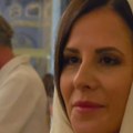 (Video) Tamara Vučić sa sinom Vukanom satima čekala u redu: Supruga predsednika u Hramu među vernicima na poklonjenju Pojasu…