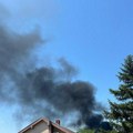 Veliki požar kod Manojlovca, vatrogasci se bore sa stihijom (video)