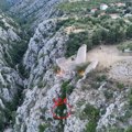 Čovek 10 sati naglavačke visio između stena! Nezapamćena drama u kanjonu Čikole: Spasioci izašli na teren, a onda je počela…