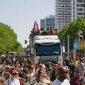 Automobil uleteo među ljude na Paradi ponosa u Berlinu: Više povređenih, manifestacija prekinuta, građani hitno evakuisani…
