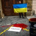 Pred ambasadom SAD u Pragu bure za naftu, simbolična lokva krvi i poruka „Tramp je izdajica“