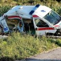 Voz uništio vozilo Hitne pomoći! Stravična nesreća u Svrljigu, sumnja se da ima povređenih (foto)