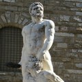 Kontroverzni češki umetnik se go popeo na čuvenu skulpturu u Firenci
